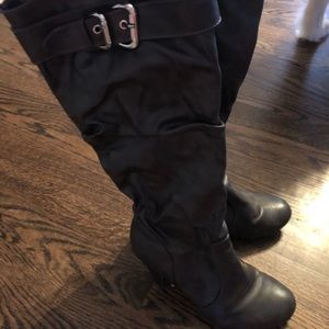 Cute tight heeled grey boots